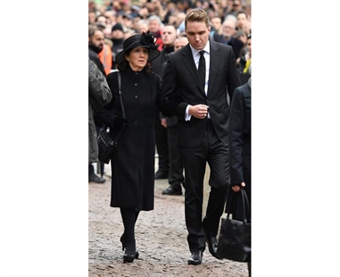 Hundreds line Cambridge streets to honour Stephen Hawking | iNFOnews.ca