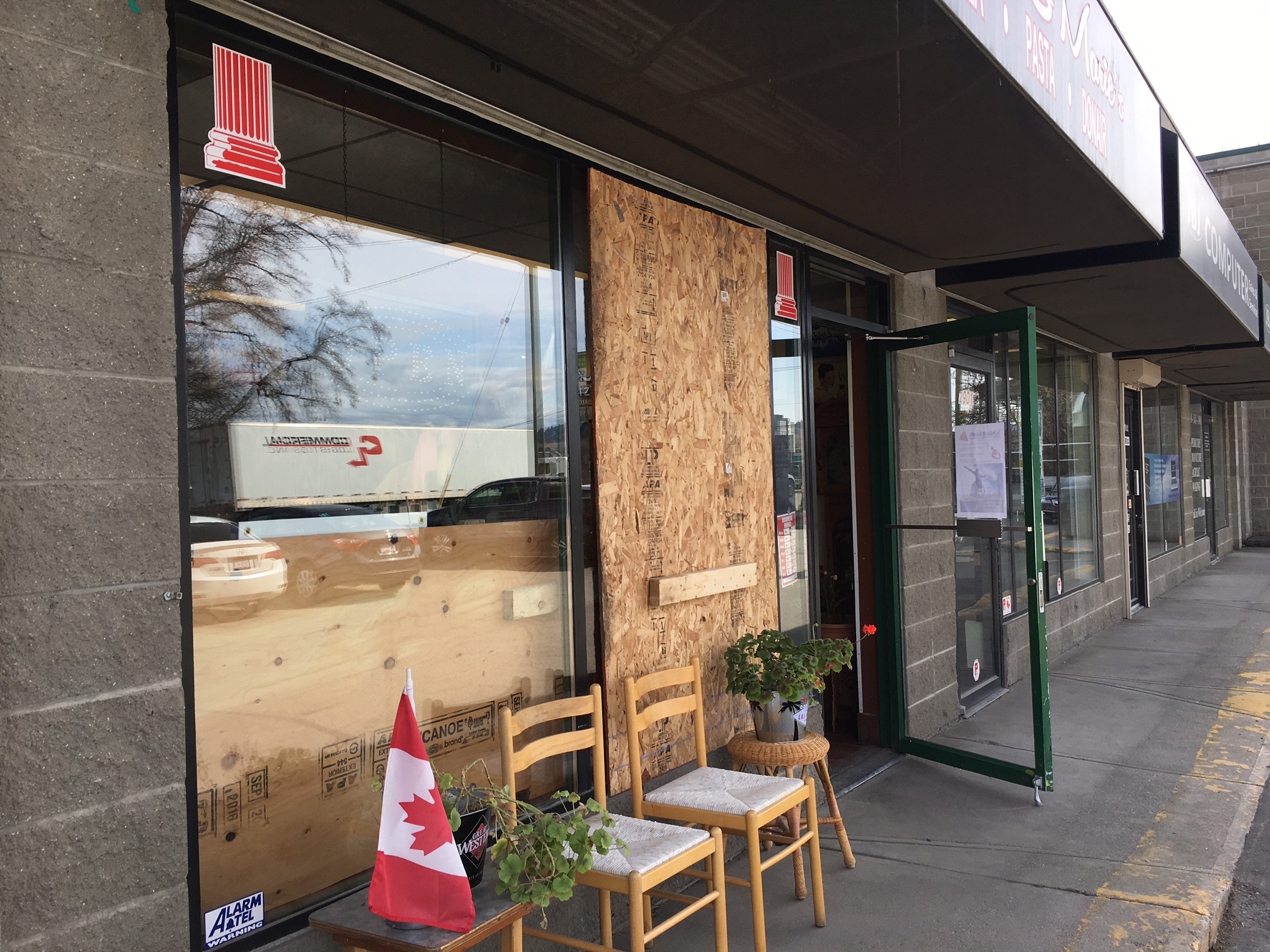 Why these Vernon pizza shop owners are offering a job to the thief who broke in three times in 10 days | iNFOnews.ca
