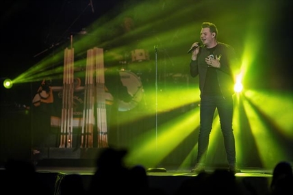 Broncos tribute concert attracts thousands including star NHL players | iNFOnews.ca