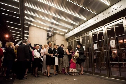 Canadians rise for early-morning royal wedding celebrations | iNFOnews.ca