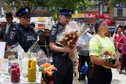 Toronto to replace impromptu van attack memorials with permanent display | iNFOnews.ca