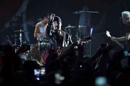 U2 dedicates song to Anthony Bourdain at Apollo show | iNFOnews.ca U2 dedicates song to Anthony Bourdain at Apollo show | iNFOnews.ca