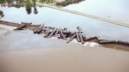 Crude oil leaks into floodwaters after train derails in Iowa | iNFOnews.ca