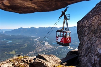 Helicopters rescue 160 people off mountain in Jasper after storm stalls tramway | iNFOnews.ca