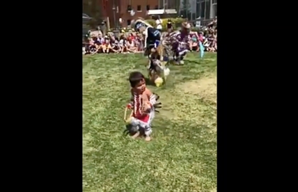 TRENDING NOW: Adorable dancing toddler steals the show | iNFOnews.ca