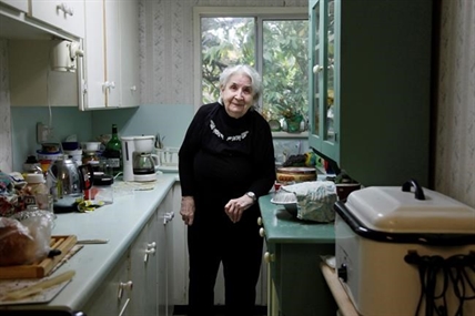 'Beat it!' 95-year-old Vancouver Island woman tells bear who got into sugar bin | iNFOnews.ca 'Beat it!' 95-year-old Vancouver Island woman tells bear who got into sugar bin | iNFOnews.ca