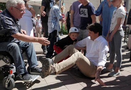 Trudeau dogged by pipeline protesters as he visits B.C. forestry centre and markets | iNFOnews.ca