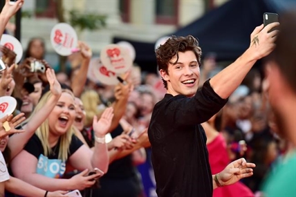 Shawn Mendes grabs four awards, delivers big surprises at MMVAs | iNFOnews.ca