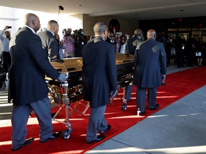 Mourners gather for Franklin's funeral; diva dressed in gold | iNFOnews.ca