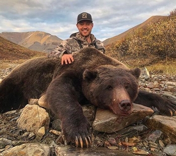 'Stopped him in his tracks:' Outrage after ex-pro hockey player kills grizzly | iNFOnews.ca