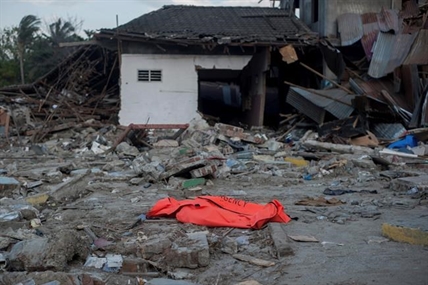 Slow arrival of aid frustrates Indonesia quake survivors | iNFOnews.ca Slow arrival of aid frustrates Indonesia quake survivors | iNFOnews.ca