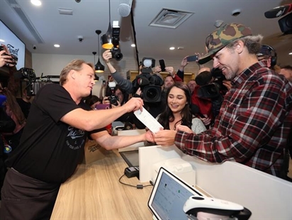 Demand for legalized cannabis draws lineups, heavy web traffic across Canada | iNFOnews.ca Demand for legalized cannabis draws lineups, heavy web traffic across Canada | iNFOnews.ca