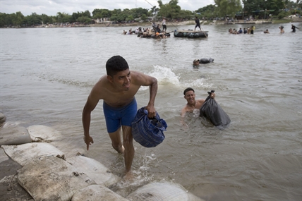 Trump escalates threats against migrant caravan | iNFOnews.ca