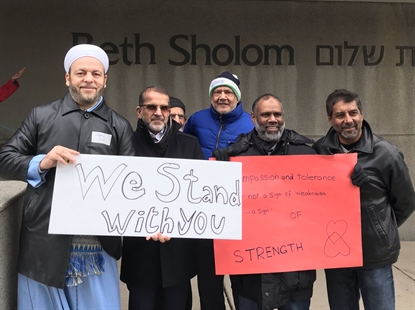 "Ring of peace" formed around Toronto synagogue one week after Pittsburgh shooting | iNFOnews.ca