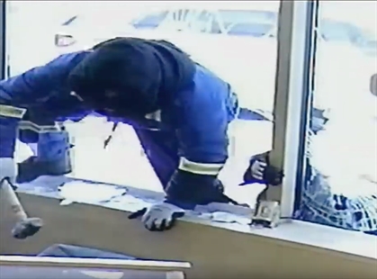 iN VIDEO: Jewelry store workers fight off would-be thieves with swords in Mississauga | iNFOnews.ca iN VIDEO: Jewelry store workers fight off would-be thieves with swords in Mississauga | iNFOnews.ca