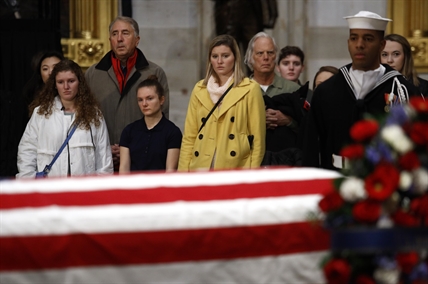 iN VIDEO: Solemn public pays tribute as Bush lies in state in Rotunda | iNFOnews.ca