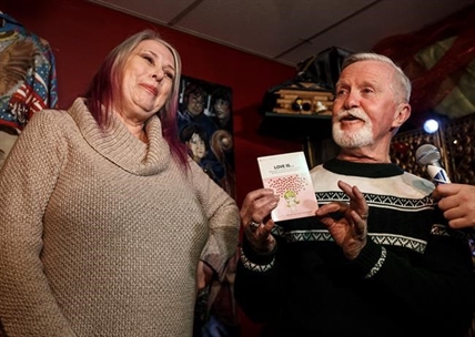 Girl opens Christmas present she gave to boy when she dumped him in 1971 | iNFOnews.ca