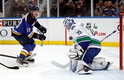 Boeser's hat trick leads Canucks over Blues 6-1 | iNFOnews.ca