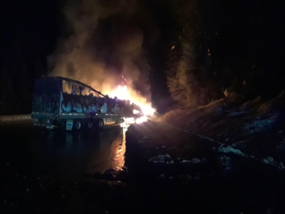 Transport truck loaded with parcels destroyed by fire near Revelstoke | iNFOnews.ca Transport truck loaded with parcels destroyed by fire near Revelstoke | iNFOnews.ca