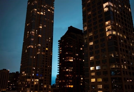 NYC utility probes electric flash that lit sky in eerie blue | iNFOnews.ca NYC utility probes electric flash that lit sky in eerie blue | iNFOnews.ca