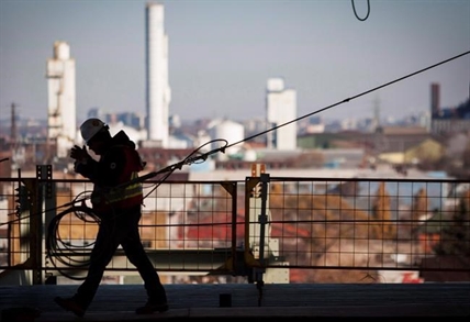 Unemployment rate sticks at 43-year low of 5.6%; weak wage growth persists | iNFOnews.ca