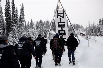 Wet'suwet'en strike tentative deal with RCMP allowing access to protect camp | iNFOnews.ca