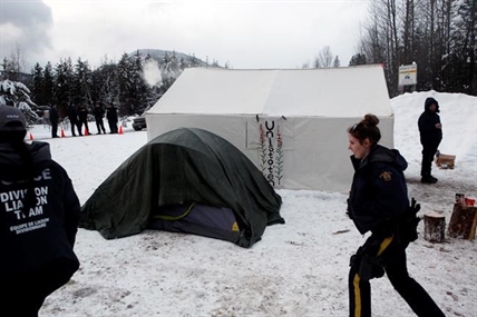 Police and Indigenous blockades going up, work to begin again on B.C. pipeline | iNFOnews.ca