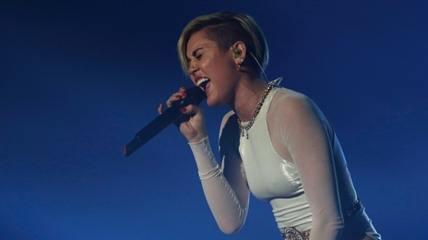 Miley Cyrus sparks a joint and tweaks at MTV EMAs | iNFOnews.ca