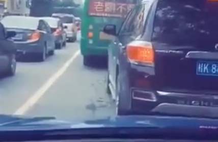 TRENDING NOW: Hilarious way to pass the time in a traffic jam | iNFOnews.ca