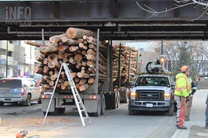Logging truck gets stuck under Kamloops overpass | iNFOnews.ca