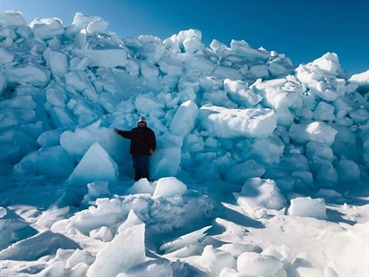 Powerful winds create towering 'Game of Thrones' ice wall near Newfoundland town | iNFOnews.ca Powerful winds create towering 'Game of Thrones' ice wall near Newfoundland town | iNFOnews.ca