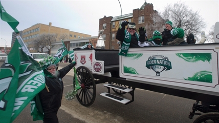 Frigid weather doesn't stop football fans from flocking to Grey Cup parade | iNFOnews.ca