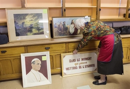 Sisters of Ste-Anne hold unique garage sale before giving up Montreal convent | iNFOnews.ca Sisters of Ste-Anne hold unique garage sale before giving up Montreal convent | iNFOnews.ca