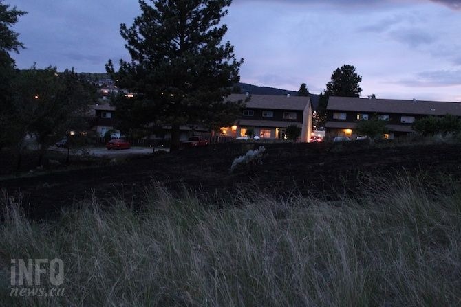 UPDATE: Firefighters extinguish fast-moving grass fire behind Sahali apartment | iNFOnews.ca UPDATE: Firefighters extinguish fast-moving grass fire behind Sahali apartment | iNFOnews.ca