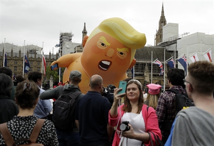 iN VIDEO: Trump baby blimp flies in London as protests greet president | iNFOnews.ca iN VIDEO: Trump baby blimp flies in London as protests greet president | iNFOnews.ca