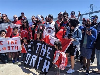 Raptors fans risk ridicule to cheer team deep in Golden State Warriors territory | iNFOnews.ca Raptors fans risk ridicule to cheer team deep in Golden State Warriors territory | iNFOnews.ca