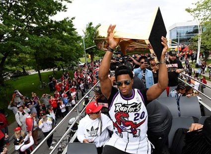 Huge crowds gather in downtown Toronto for Raptors parade, rally | iNFOnews.ca