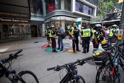 Police searching for suspect after shooting at Toronto Raptors rally | iNFOnews.ca