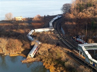 VIDEO: Four people dead, 63 injured in Metro-North train derailment in the Bronx, N.Y. | iNFOnews.ca