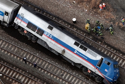 VIDEO: Four people dead, 63 injured in Metro-North train derailment in the Bronx, N.Y. | iNFOnews.ca