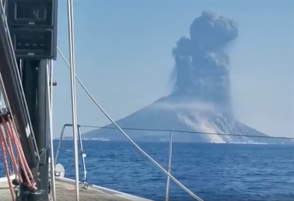 TRENDING NOW: Incredible footage of volcano erupting in Italy | iNFOnews.ca TRENDING NOW: Incredible footage of volcano erupting in Italy | iNFOnews.ca