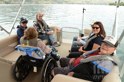 Vernon volunteers take to water to put smiles on senior's faces | iNFOnews.ca