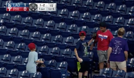 TRENDING NOW: Kid gives up foul ball to another kid at Phillies game | iNFOnews.ca TRENDING NOW: Kid gives up foul ball to another kid at Phillies game | iNFOnews.ca