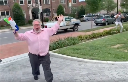 TRENDING NOW: Hilarious random water gun fights | iNFOnews.ca