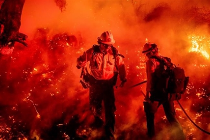 Fire crews take advantage of calmer weather in California | iNFOnews.ca