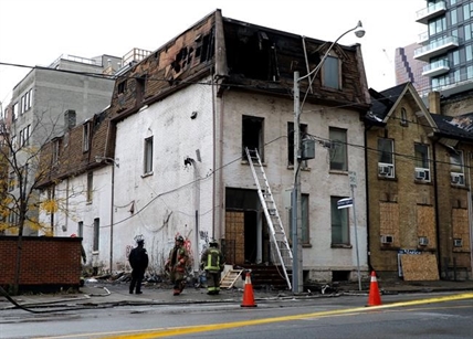 Two Toronto firefighters hurt, one critically, battling downtown blaze | iNFOnews.ca