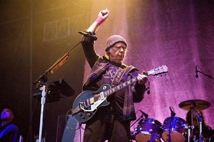 Neil Young says U.S. dual citizenship stalled because of marijuana use | iNFOnews.ca