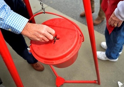 Canada's Salvation Army testing out quicker tap-and-go option at kettle stations | iNFOnews.ca