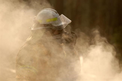 Firefighter dies as Australia works on long-term battle plan | iNFOnews.ca