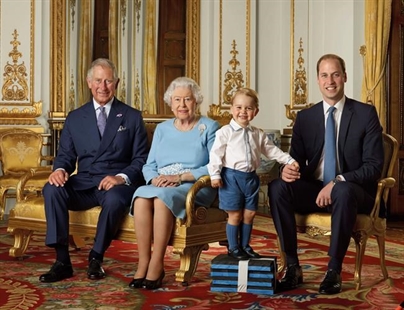The Queen in new photo portrait with 3 heirs to throne | iNFOnews.ca The Queen in new photo portrait with 3 heirs to throne | iNFOnews.ca